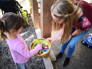 Die Helfer des Osterhasen bei der Arbeit