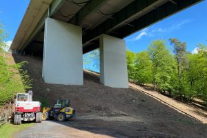 Ziemlich trostlos unter der Autobahnbrücke